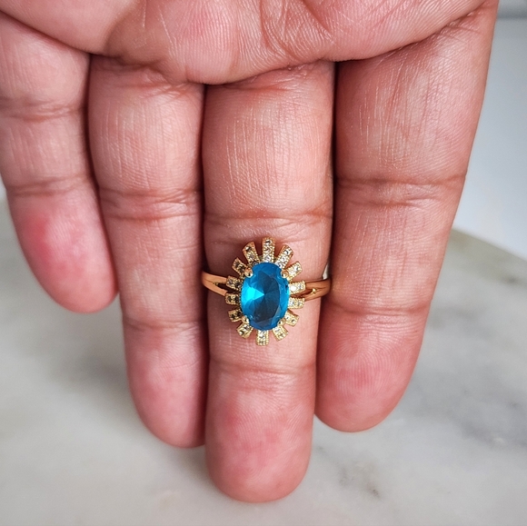 Elegant Gold and Blue Gemstone Ring - Picture 7 of 8